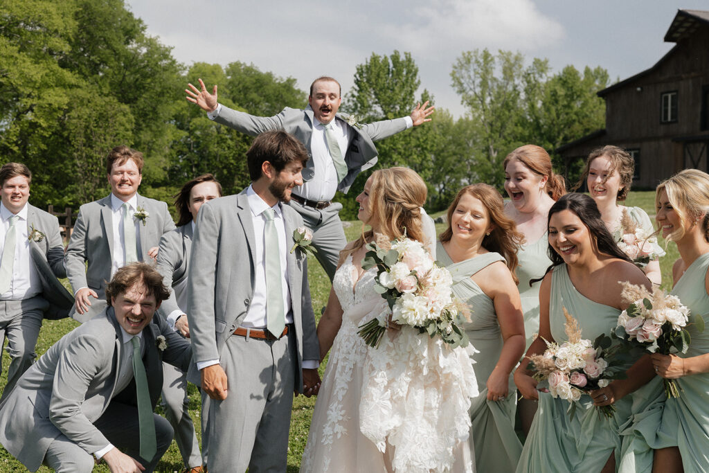 bride and groom with their bridesmaids and groomsmen 