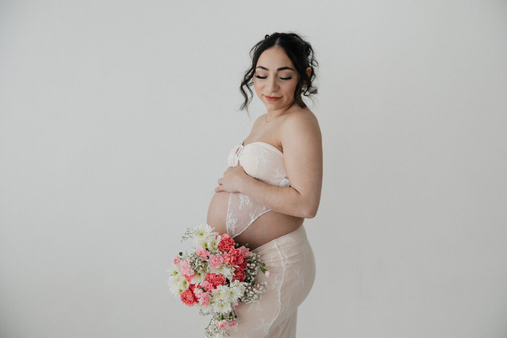 gorgeous picture of the soon to be mother at her maternity session 